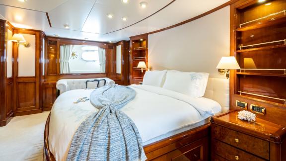 Geräumiges und stilvolles Schlafzimmer der Yacht Stella Fiera mit komfortablem Bett und eleganten Möbeln.