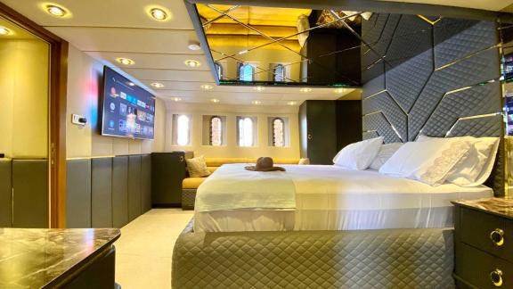 Das Schlafzimmer der Yacht Vedo B ist mit modernem Design, einem komfortablen Bett und luxuriösen Details ausgestattet.