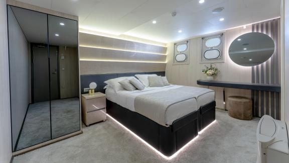 Yachtcharter: Sleep in style in the elegant cabin of the Mega Yacht Cristal in Croatia.