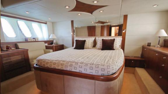 Die Hauptkabine der Motoryacht Distraction bietet Komfort mit einem großen Bett und stilvoller Dekoration.