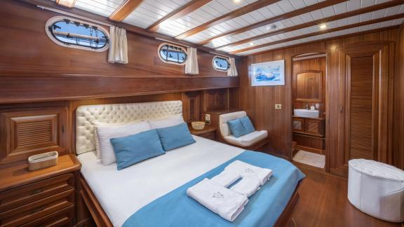 Luxury gulet Lorient's double guest cabin picture 1