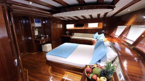 The luxurious cabin of the gulet Dear Lila offers a comfortable double bed.