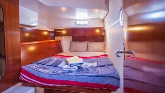 Komfortable Doppelkabine mit weichem Bett und stimmungsvoller Beleuchtung auf der Segelyacht Vamos in Fethiye.