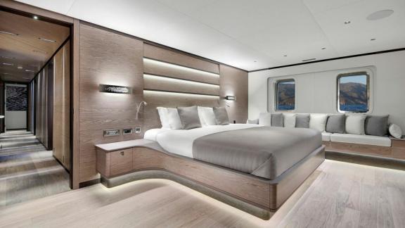 Элегантная и просторная спальня на All About U 2 с современными удобствами и видом на море.