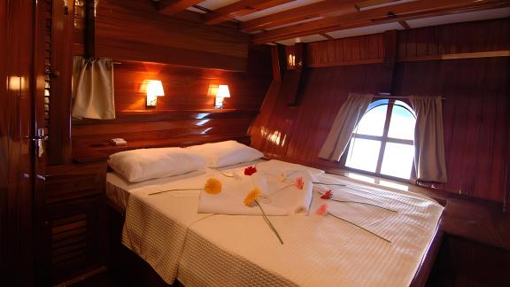 Çift kişilik yatak ve romantik aydınlatmalı Sunworld 8'in konforlu kabini.