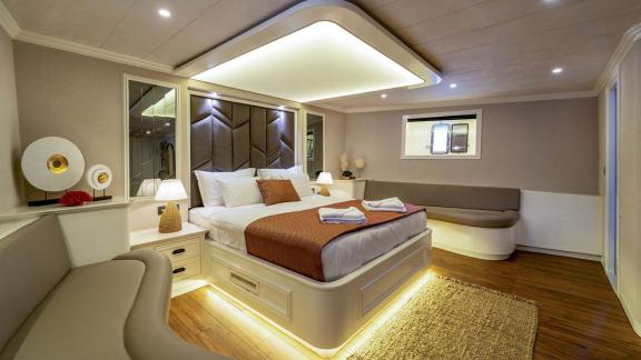 Elegante und komfortable Kabine mit Doppelbett auf der Segelyacht Queen of Makri, ideal für erholsame Nächte.