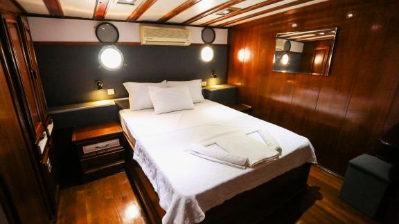 Gemütliche und stilvolle Kabine der Gulet Holiday X in Fethiye. Die Yacht verfügt über 10 Kabinen.
