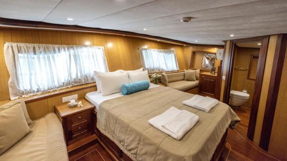 Spacious and cosy cabin with double bed on the Gulet Kayhan 3.