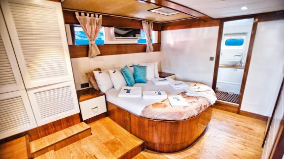 The luxurious cabin of Maske 2 features a comfortable bed and stylish design.