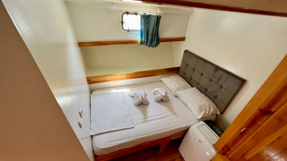 Small but comfortable cabin on Gulet Simi with a double bed and natural light, perfect for a restful sleep.