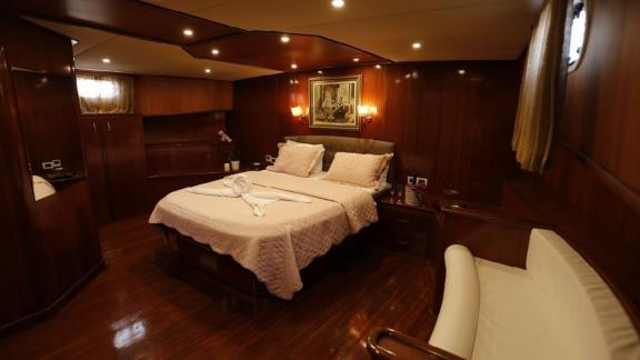 Enjoy comfort and elegance in the luxurious cabin of Gulet İlknur Sultan in Fethiye.