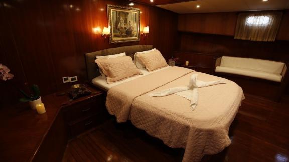 Relax in the comfortable and tastefully decorated cabin of Gulet İlknur Sultan.