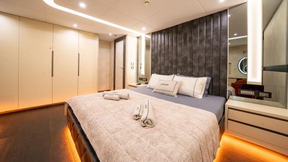 Das elegante Gästezimmer der North Wind mit modernen Annehmlichkeiten und stilvollem Design.