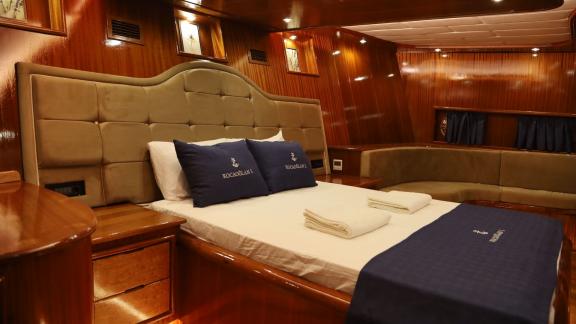 Gemütliche Yachtkabine mit Doppelbett.