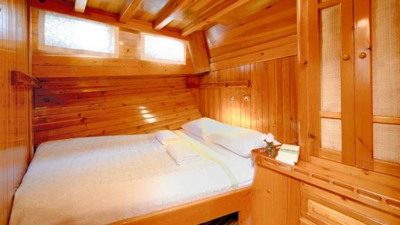 Rustikale Kabine auf der Gulet Sanda Life mit gemütlichem Bett und Holzinterieur.