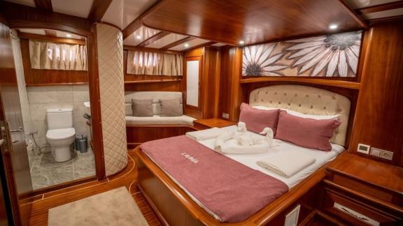 Luxurious master cabin with en-suite bathroom on Gulet Lavinia, ideal for ultimate comfort.