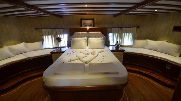 Luxuriöse Hauptkabine mit großem Bett auf der Gulet Miss Vela in Marmaris. Perfekt für erholsame Nächte.