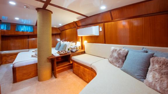 The spacious cabin on Gulet Rüya with comfortable seating and stylish ambiance.