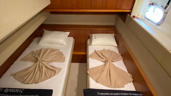 Die Doppelzimmer-Gästekabine der Motoryacht Bonus bietet bequeme Betten.