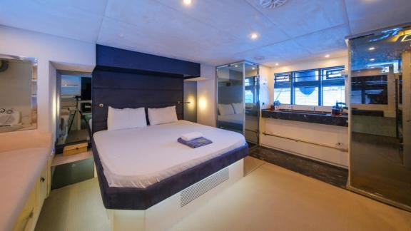 Die Hauptsuite der Mazu 58 Motoryacht in Göcek besticht durch luxuriöse Details und großzügigen Wohnraum.