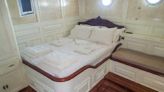 Comfortable cabin on the Grande Mare with double bed, light wood panelling and cosy ambience.