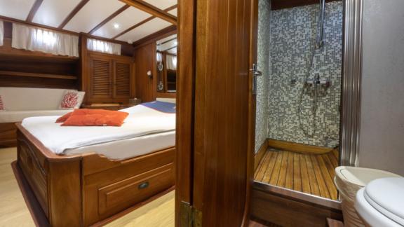 Cozy cabin with double bed and ensuite bathroom on Yacht Kanarya.