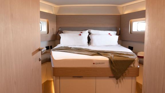 Modernes Schlafzimmer auf der Izanami Yacht mit komfortablem Bett und elegantem Dekor.