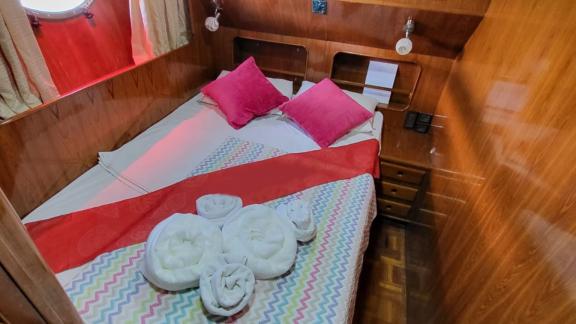 Die Gästekabine mit Doppelbett auf der Motoryacht My Milda bietet einen komfortablen Schlafbereich.