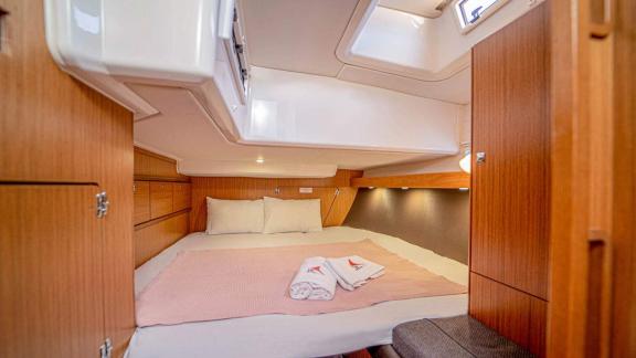 Stylish and comfortable bedroom on the Özgürüm sailing yacht in Göcek, perfect for a sea holiday.