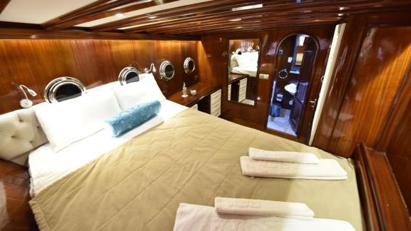 Spacious double cabin on the Gulet Kayhan 11 in Fethiye with a luxurious bed and elegant decor.