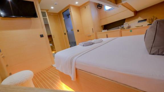 Side view of the master cabin of the 3-cabin Gulet Limonata in Göcek, Turkey, with a double bed.