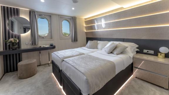 Yachtcharter: Erleben Sie Komfort und Eleganz in der stilvollen Kabine der Mega Yacht Cristal in Kroatien.