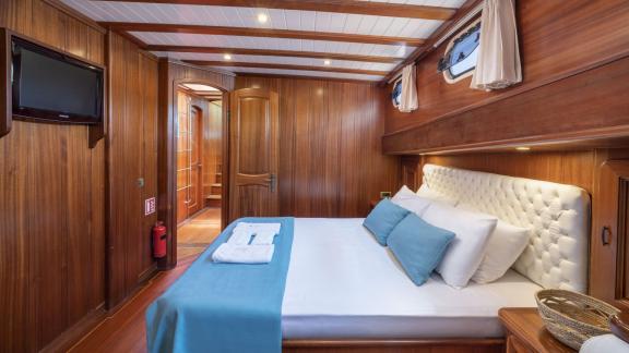 Luxury gulet Lorient's double guest cabin picture 2