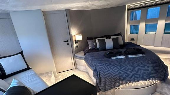 Das Schlafzimmer der Yacht Sfk bietet moderne Dekoration, ein bequemes Bett und eine Ruhezone.