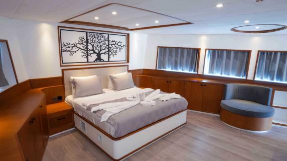 Das geräumige Schlafzimmer der Yacht Çınar Yıldızı besticht durch modernes Design und viel Platz.