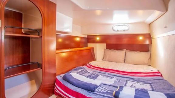 Geräumige Schlafkabine mit Doppelbett und Stauraum auf der Segelyacht Vamos, ideal für entspannte Nächte.