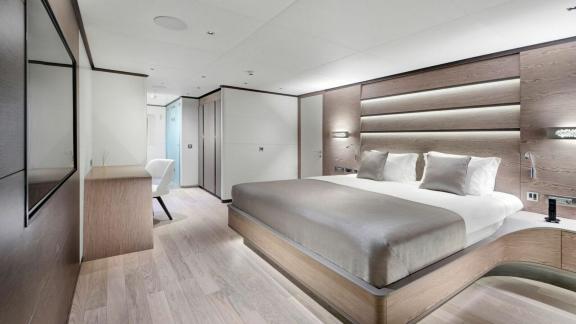 Стильная и просторная спальня на All About U 2 с элегантным декором и удобствами.