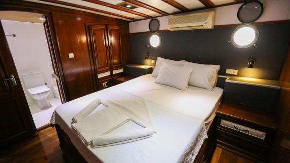 Komfortable Kabine der Gulet Holiday X in Fethiye mit eigenem Bad. Die Yacht verfügt über 10 Kabinen.