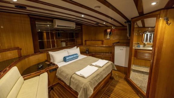 Enjoy the spacious and luxurious cabin on the Gulet Kayhan 5.