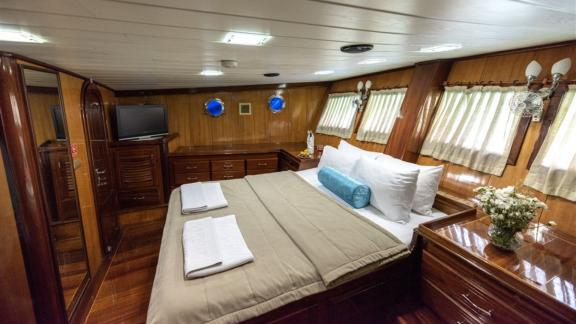 Geräumige Master-Kabine mit Doppelbett und stilvoller Einrichtung auf der Yacht Kayhan, ideal zum Entspannen.