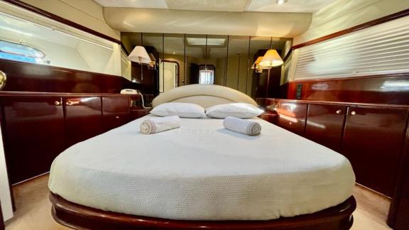 Das Hauptschlafzimmer der Motoryacht Carmen verfügt über ein großes und bequemes Bett