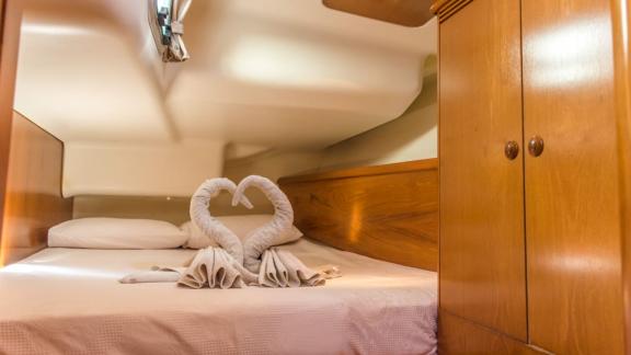 Элегантный декор в двухместной каюте яхты Conformista создает романтическую атмосферу.