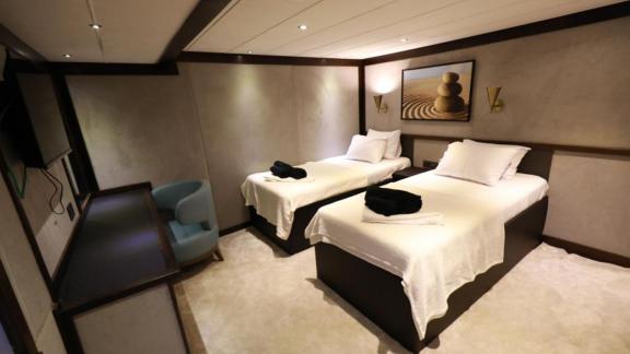 Comfortable twin bedroom on the trawler Nayk 3 featuring stylish and modern design.