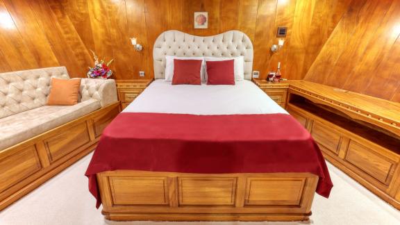 The cozy cabin on the Su Sesi gulet combines comfort and style for pleasant nights on board.