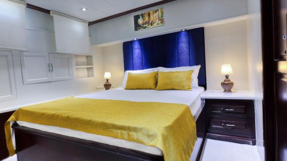 Well-equipped cabin with double bed and elegant decor on the Gulet Hasay.