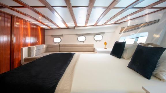 Geräumiges Hauptschlafzimmer auf der Guletcharter Hülyam 2 in Göcek mit komfortabler Sitzecke.