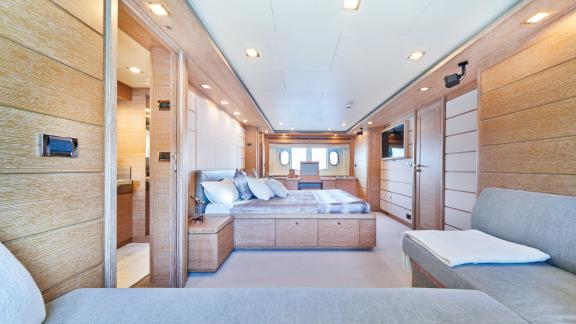 Geräumige und elegante Suite der Acceptus Yacht in Kroatien, ideal für luxuriöse Aufenthalte.