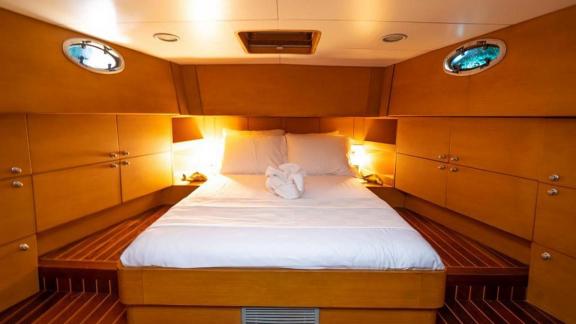 Elegante Masterkabine mit Kingsize-Bett und stimmungsvoller Beleuchtung an Bord der Gulet A Eser.