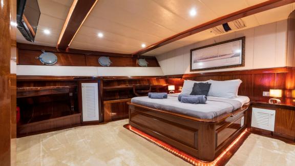 An elegant double cabin of a motor sailer with 5 cabins in Fethiye.