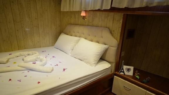 Komfortable Kabine mit Doppelbett auf der Gulet Miss Vela in Marmaris. Perfekt für eine entspannte Nacht.